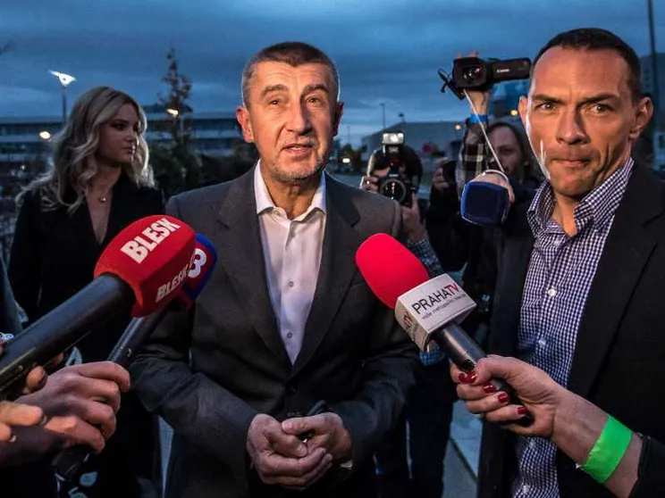 «Giù le mani dalla nostra tv». Migliaia in piazza a Praga contro la riforma dell'emittenza pubblica del premier Babiš