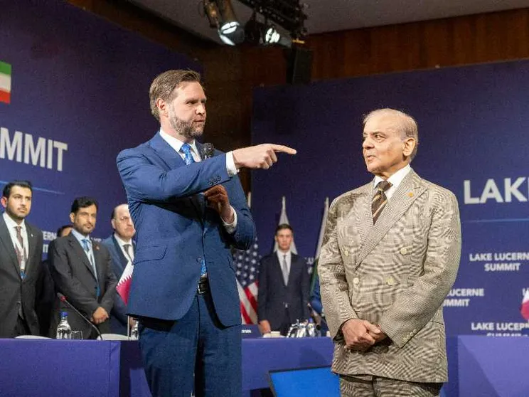 Il vicepresidente degli Stati Uniti JD Vance e il primo ministro del Pakistan Shehbaz Sharif durante i colloqui tra Stati Uniti e Iran presso il resort Buergenstock a Obbuergen, vicino a Lucerna, in Svizzera