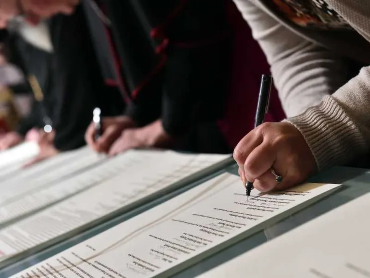 La firma di un documento ecumenico / SICILIANI