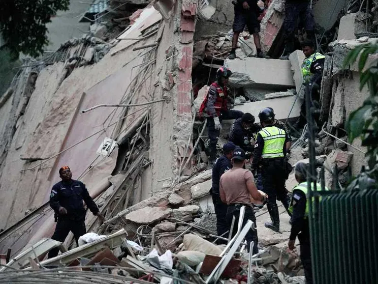 I soccorritori scavano nella macerie a Caracas