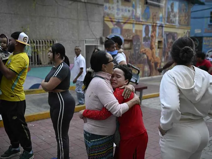 Le persone in strada a Caracas, terrorizzate