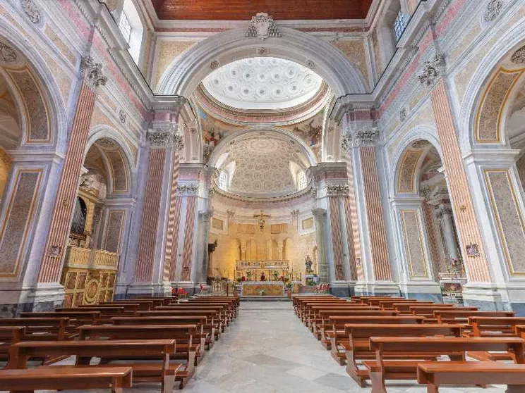 Acqua, ristoro, accoglienza: contro il caldo Napoli ha deciso di aprire le chiese ai più fragili
