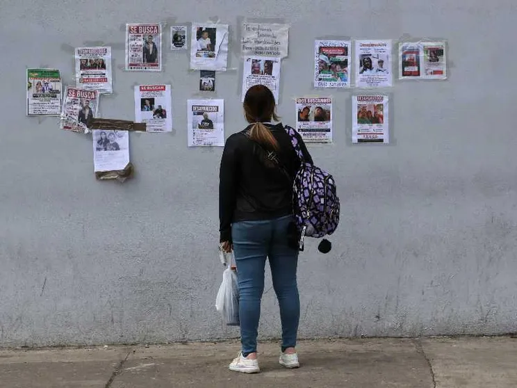 Una donna cerca i suoi familiari dispersi