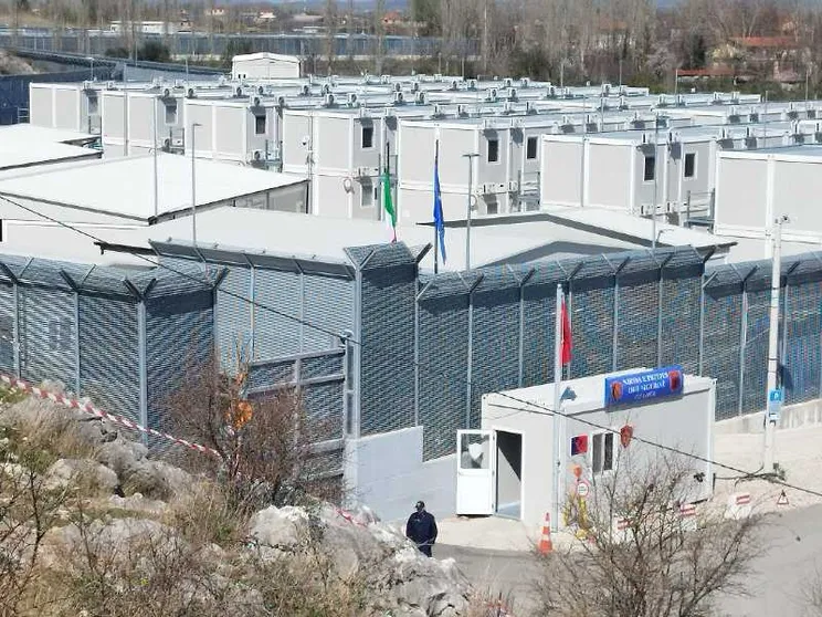 Migranti, deputati Ue: «Ostacolata l'ispezione del centro di Gjader»