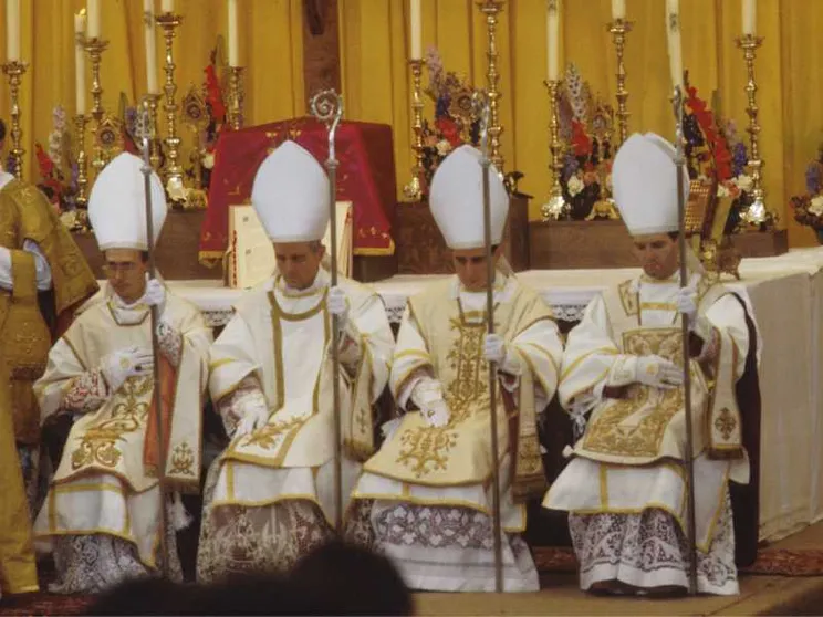 Il 30 giugno 1988, a Écône (Svizzera), l'arcivescovo tradizionalista Marcel Lefebvre consacra quattro vescovi senza il mandato pontificio, incorrendo nella scomunica. Questo atto rischia di ripetersi domani / SICILIANI