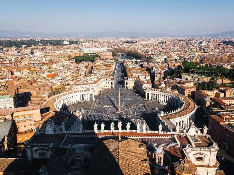 Una veduta di piazza San Pietro dalla cupola della Basilica vaticana