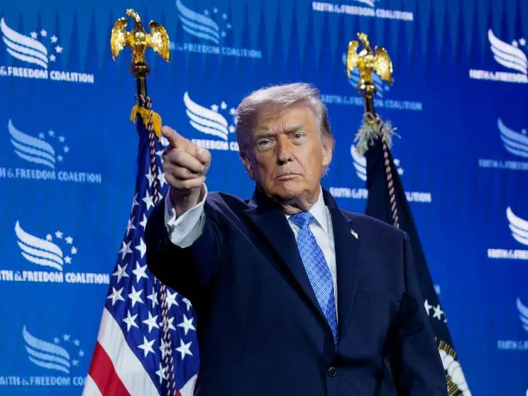 Donald Trump mostra uno dei suoi ordini esecutivi / REUTERS