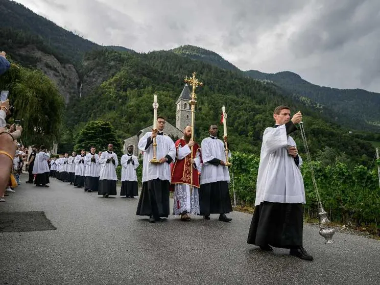 L'ordinazione dei primi quattro vescovi della Fraternità sacerdotale San Pio X il 30 giugno 1988 a Ecône. Un gesto che portò alla scomunica dichiarata da Giovanni Paolo II, poi ritirata da Benedetto XVI nel 2009