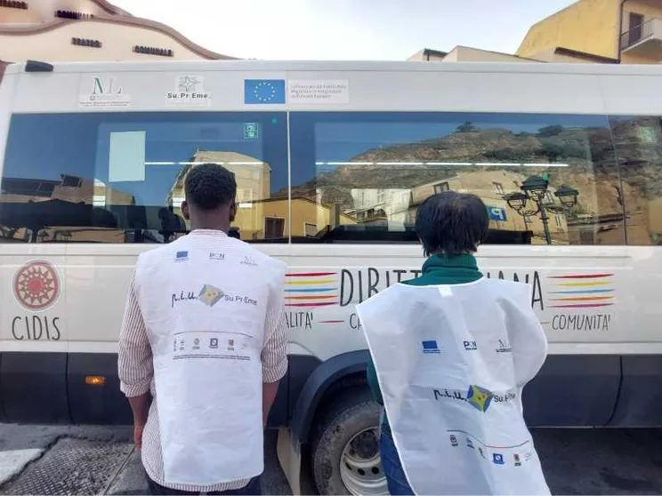 In Calabria sono due i pulmini anti-caporalato che trasportano i braccianti