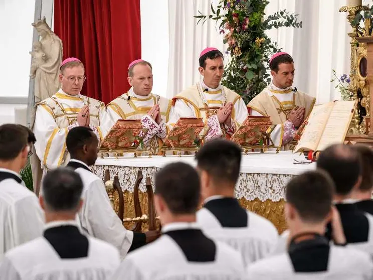 I quattro vescovi lefebvriani consacrati oggi a Econe, in Svizzera: Pascal Schreiber, Michael Goldade, Michel Poinsinet de Sivry e Marc Hanappier / ANSA