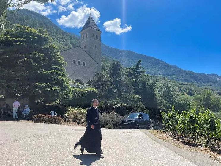 Un sacerdote lefebvriano davanti al seminario San Pio X, dove ieri si sono tenute le consacrazioni di quattro vescovi, che hanno portato alla scomunica della Fraternità / REUTERS