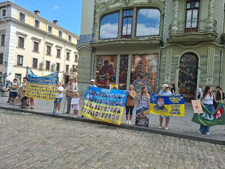 «La verità su mio marito in guerra». Anna e le donne di Odessa che non smettono di aspettare