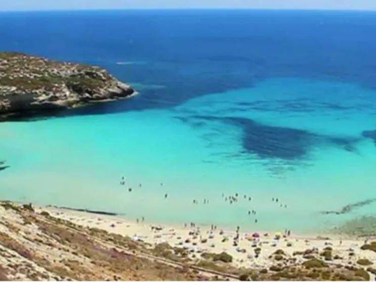 Le spiagge più belle del mondo e i servizi che mancano: le due facce dell'isola