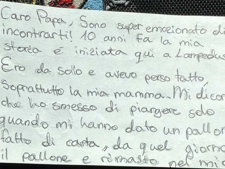 Storia di Leo, arrivato orfano a Lampedusa, che ha scritto una lettera al Papa