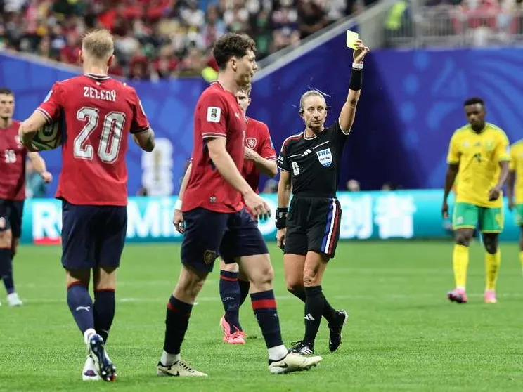 Calcio, perché ai Mondiali una donna arbitro resta un tabù
