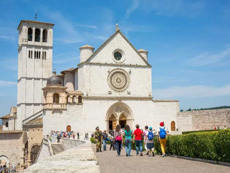 Trasversale, ribelle e fraterno. Perché il Santo piace ai giovani