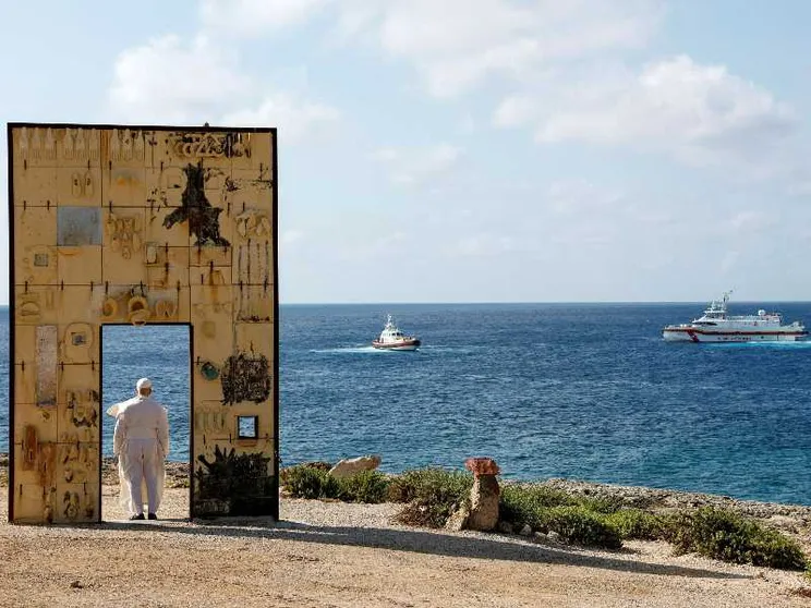 Dalla Porta d'Europa al cimitero dei migranti, le foto del viaggio del Papa a Lampedusa