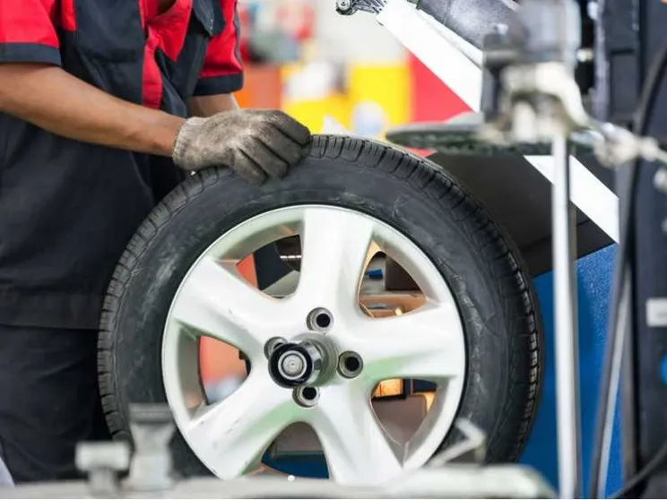 Un'auto su quattro parte per le vacanze con pneumatici non a norma