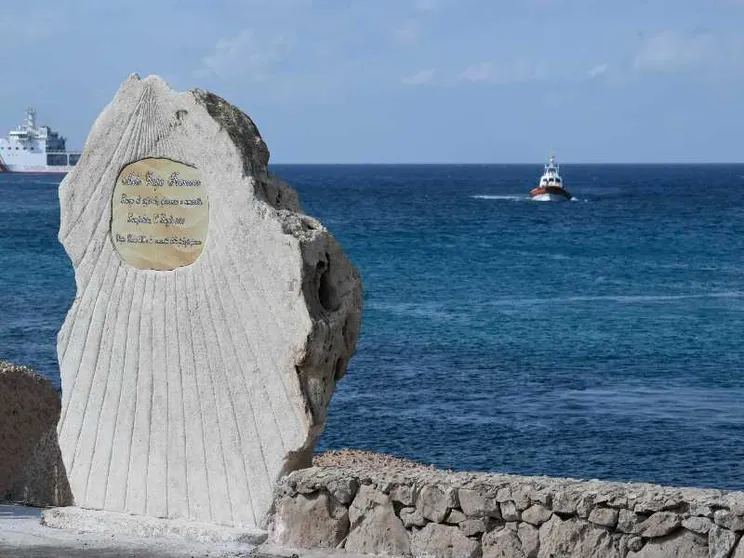 La zattera e il mare. L’umanità al bivio di Lampedusa