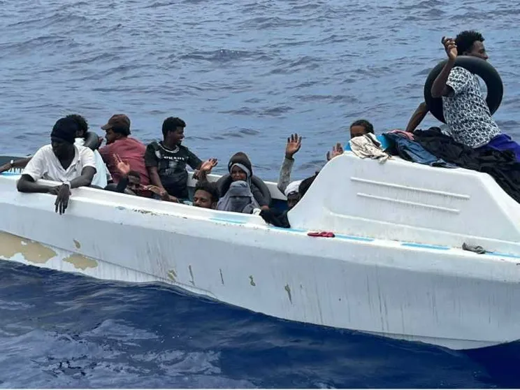 L'imbarcazione in vetroresina con i migranti, quasi tutti minorenni: erano in mare da una settimana, senza benzina