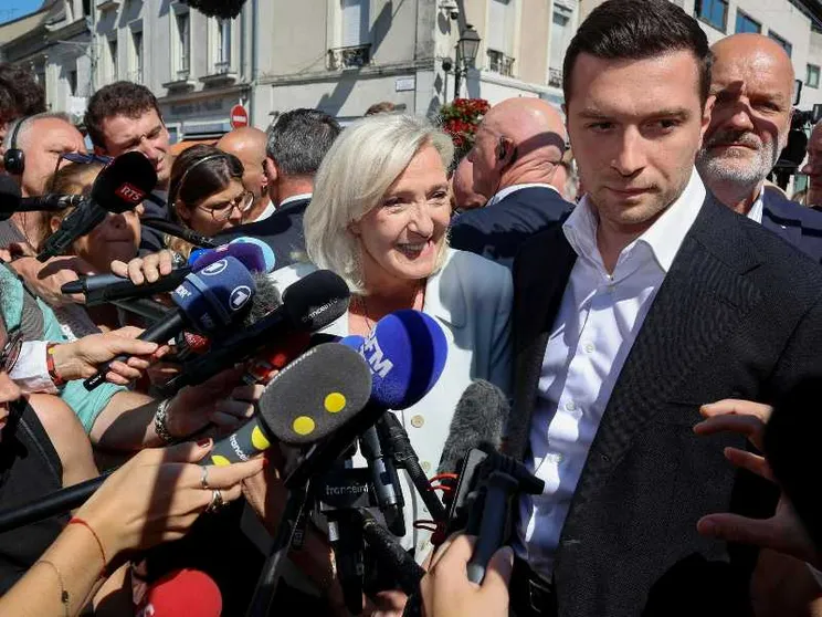 Il politologo: «Anti-sistema sì, ma non del tutto: ecco come Le Pen correrà per l'Eliseo»