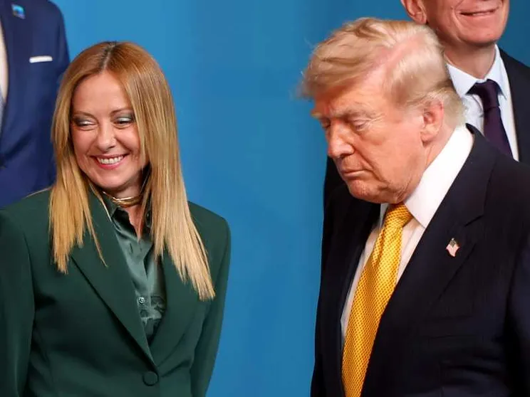 Nessun incrocio di sguardi tra Meloni e Trump durante la foto ufficiale dei leader