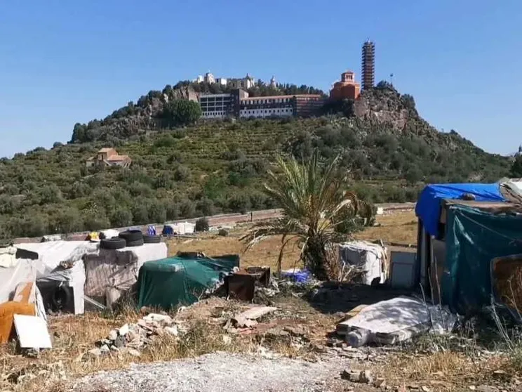 Tra le baracche degli ultimi nei campi della Sicilia