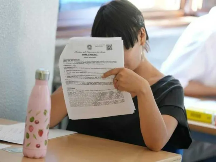 Una studentessa all'esame scritto di Maturità