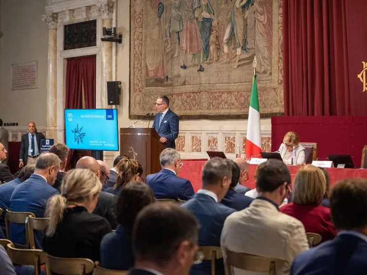 Stipendi, pensioni, sempre meno giovani (e lo smart che aiuta le donne): ecco l'Italia del lavoro