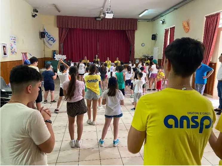 Le attività con i ragazzi durante il Grest dell’oratorio Anspi “Don Antonio Sapone” a San Clemente in provincia di Caserta