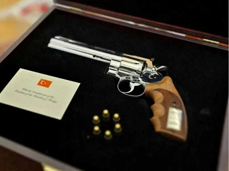 La pistola donata da Erdogan ai leader