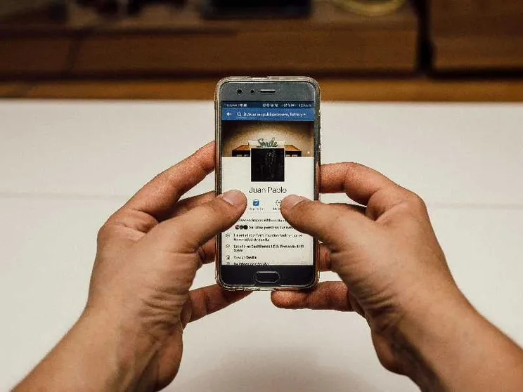 Ora lo dice anche la Ue: Facebook e Instagram danno dipendenza