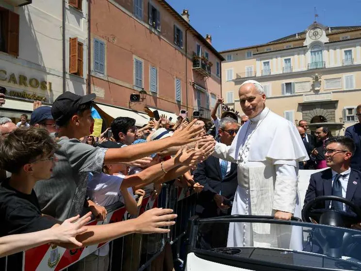 Il Papa in mezzo ai fedeli riuniti a Castel Gandolfo per l'Angelus del 12 luglio / VATICAN MEDIA