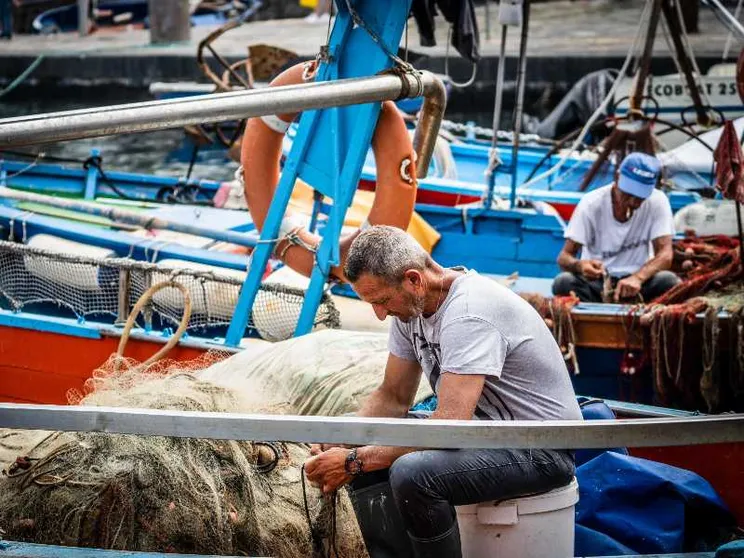 Pescatori al lavoro al porto del Granatello di Portici (Napoli) / ANSA