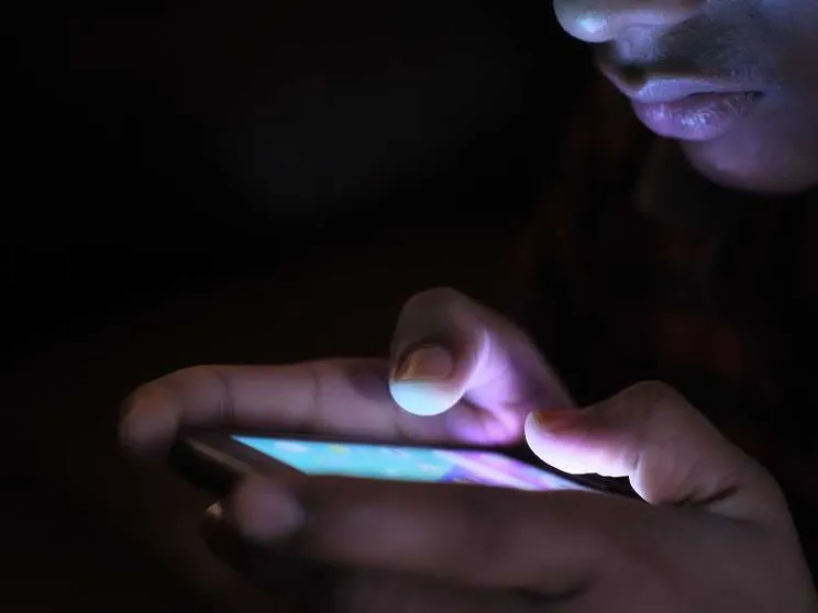 «Voglio disintossicarmi dai social, ma non riesco a farlo»: il paradosso della generazione Z