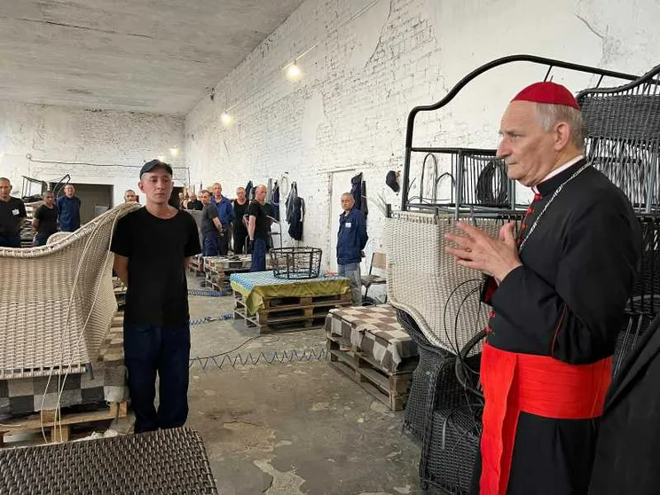 Con Zuppi, nel campo dei prigionieri di guerra russi a Leopoli: «Il Papa prega anche per voi»