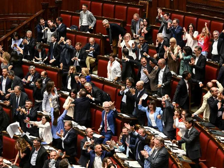 Il no alle preferenze e la sconfitta di Meloni. L'opposizione esulta, la premier riflette