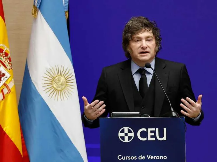 Milei adesso vuole mettere in vendita l'Argentina. La protesta dei vescovi: «La terra non è una merce»