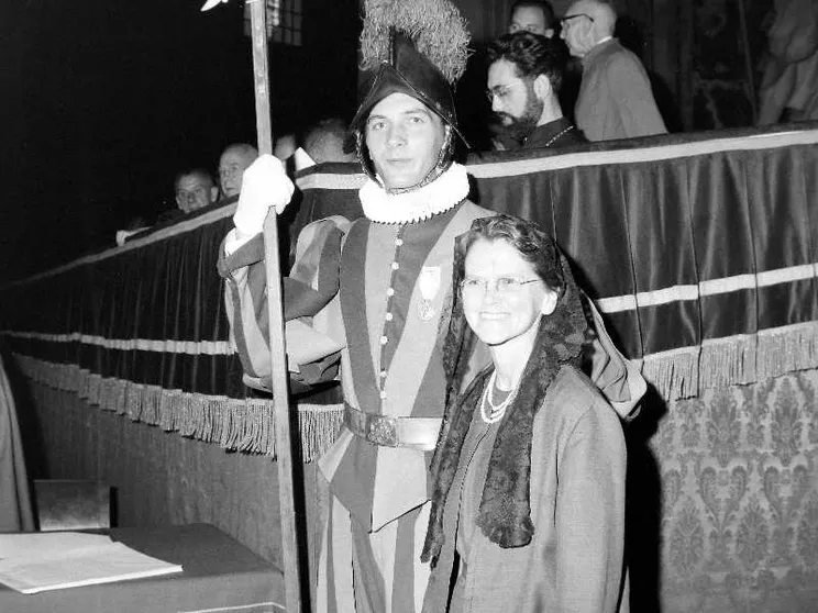 Rosemary Goldie assieme a una guardia svizzera durante il Concilio Vaticano II / ALAMY