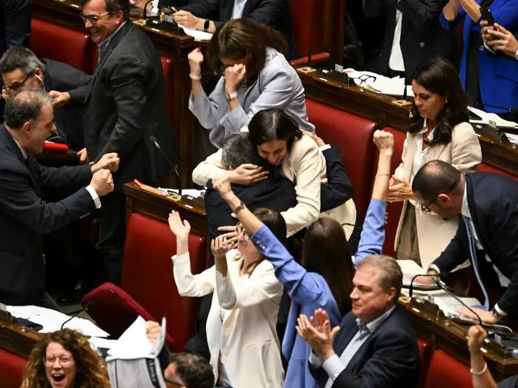 La segretaria Schlein ed i deputati del Pd esultano alla Camera dopo la bocciatura dell'emendamento della maggioranza sulle preferenze