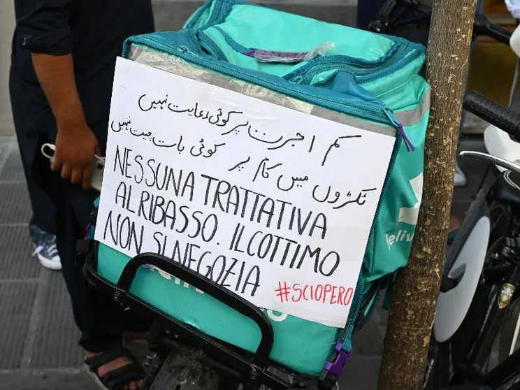 La biciclettata di protesta, oggi a Firenze, per i rider di Glovo e Deliveroo in segno di protesta contro le paghe basse e le modalità di lavoro con caldo estremo