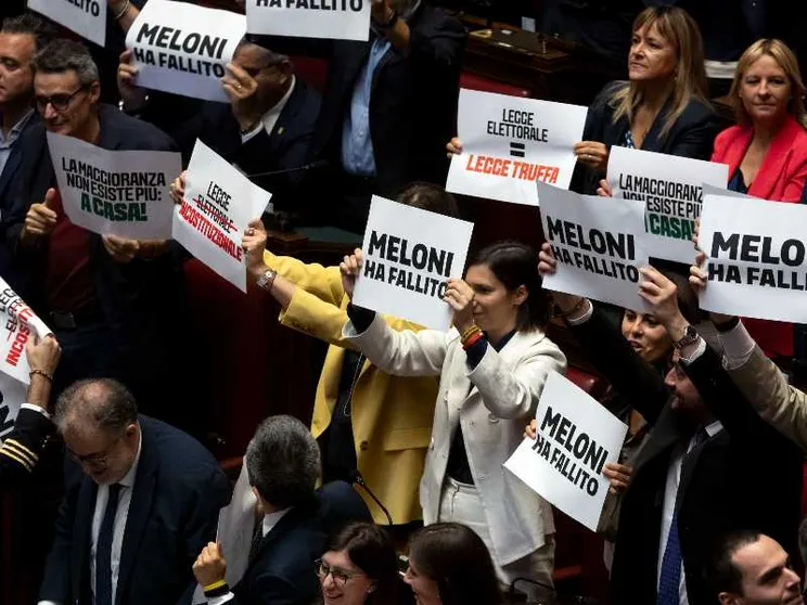 Via libera della Camera alla legge elettorale, tensioni in Aula