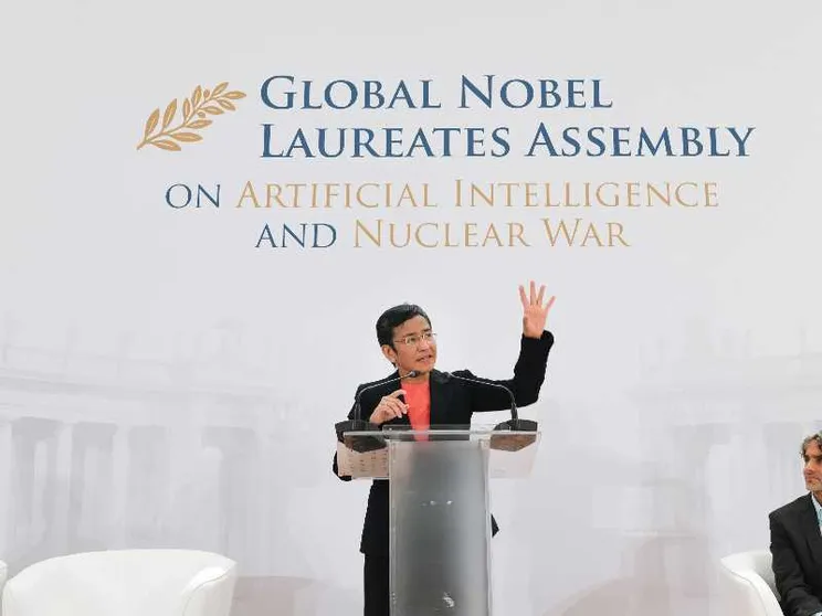 La Nobel per la Pace Maria Ressa: «Attenti, l'intelligenza artificiale è già usata come un'arma»