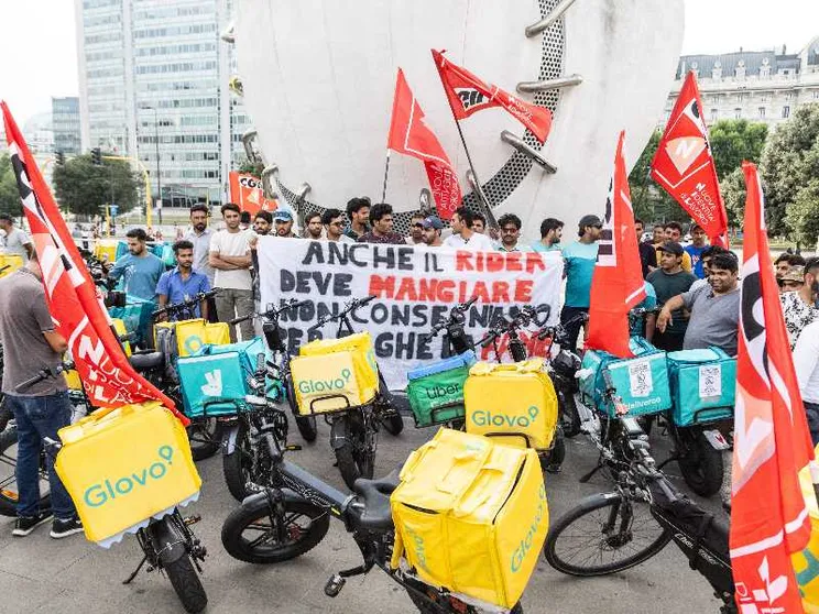 Retribuzioni dimezzate in dieci anni: per i rider di Milano il lavoro è sempre più povero
