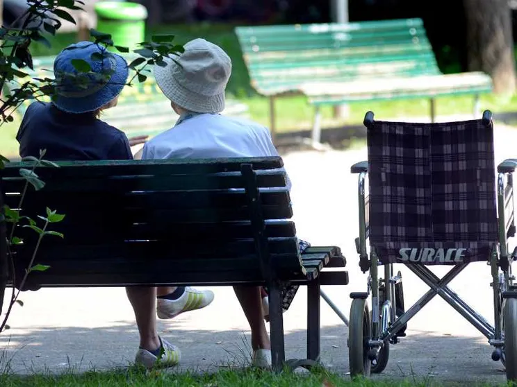 Un'anziana e la sua badante in un parco / FOTOGRAMMA
