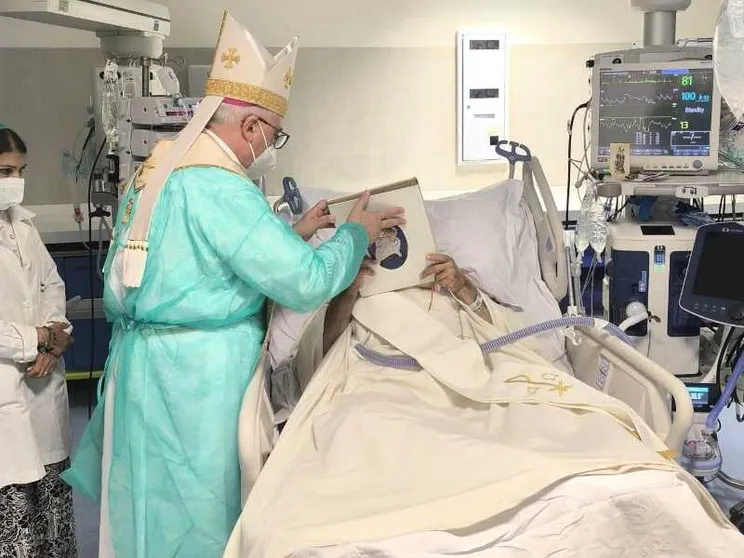 Un momento dell'ordinazione a diacono permanente di Pino Cannavò, ricoverato in terapia intensiva al Policlinico di Catania. A presiedere il rito l'arcivescovo Luigi Renna / DIOCESI DI CATANIA