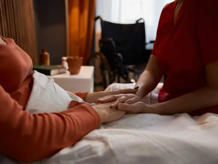 Madre e figlia si stringono le mani