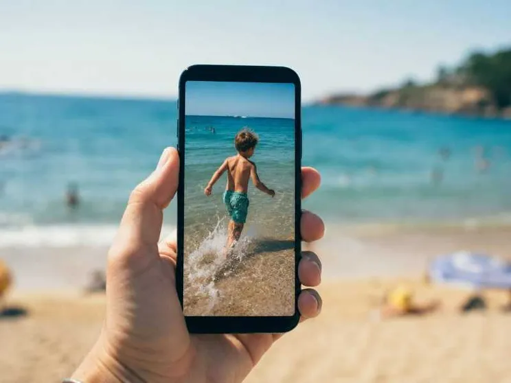 Un bambino fotografato con lo smartphone