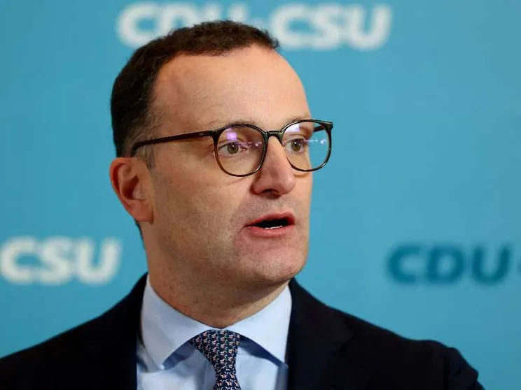 «Sono diventato papà con la surrogata». In Germania l'addio di Spahn (Cdu-Csu) è un caso