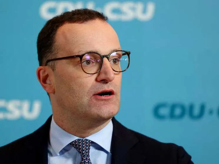 Il "caso Spahn" scuote la Germania: si dimette il deputato diventato padre con la surrogata